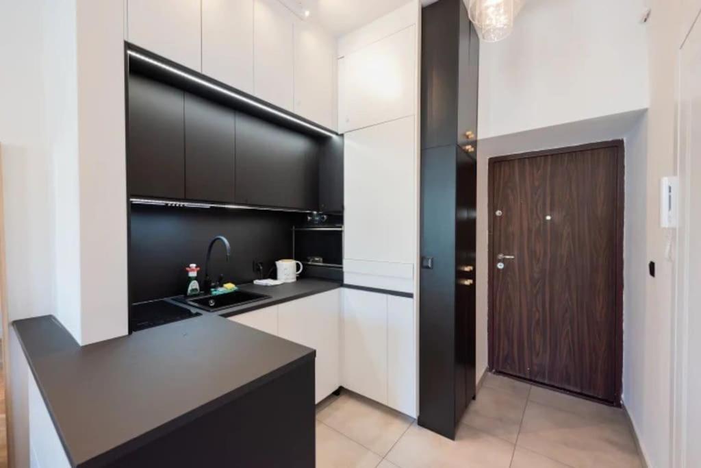 Apartment Cutest With Location *